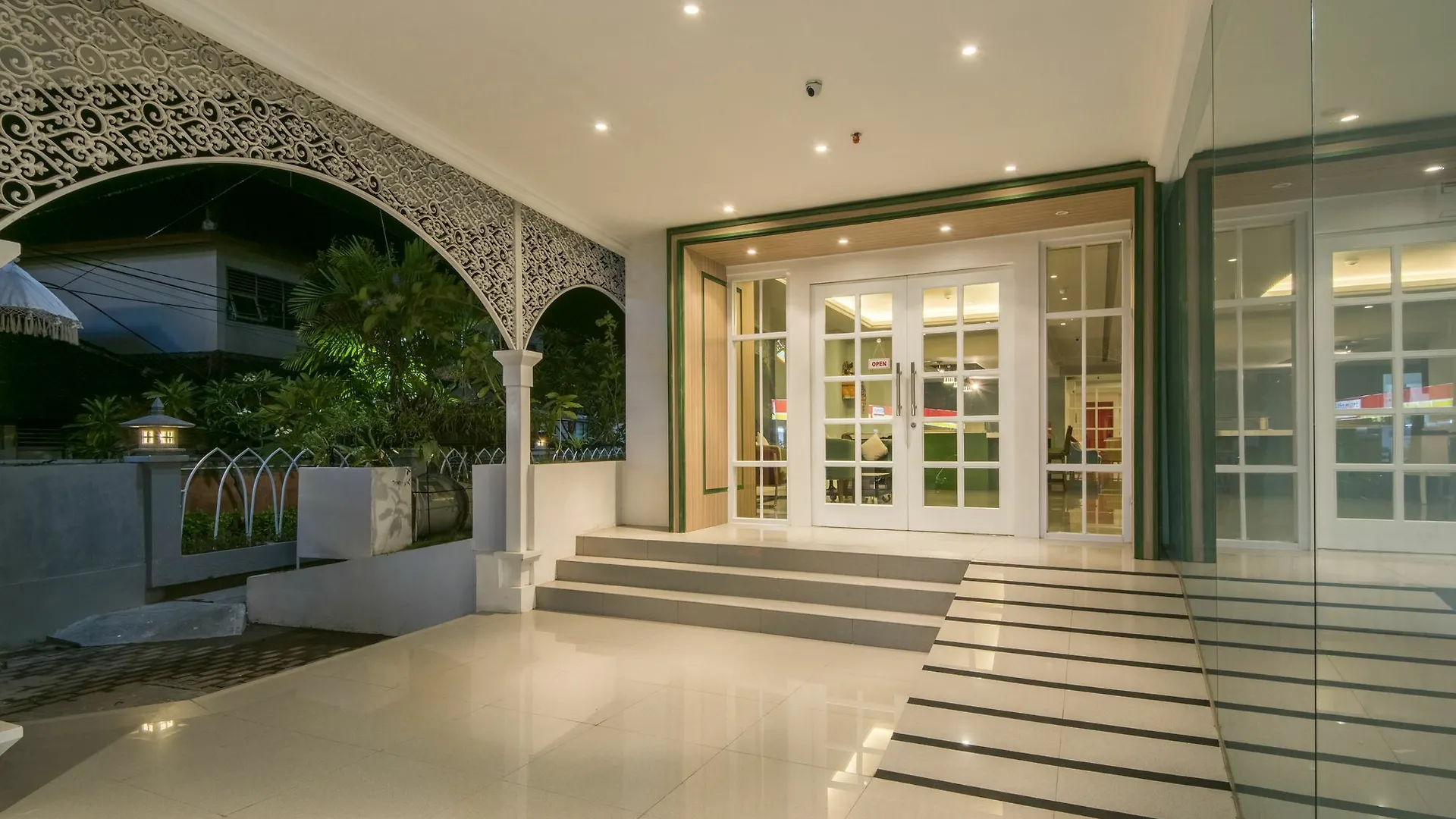 Yan's House Hotel Kuta Lombok 3*,